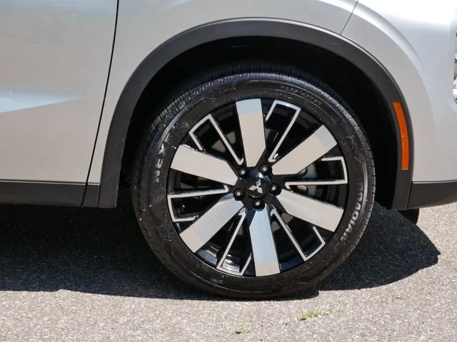 Certified Used 2025 Alloy Silver Metallic Mitsubishi SE image 7