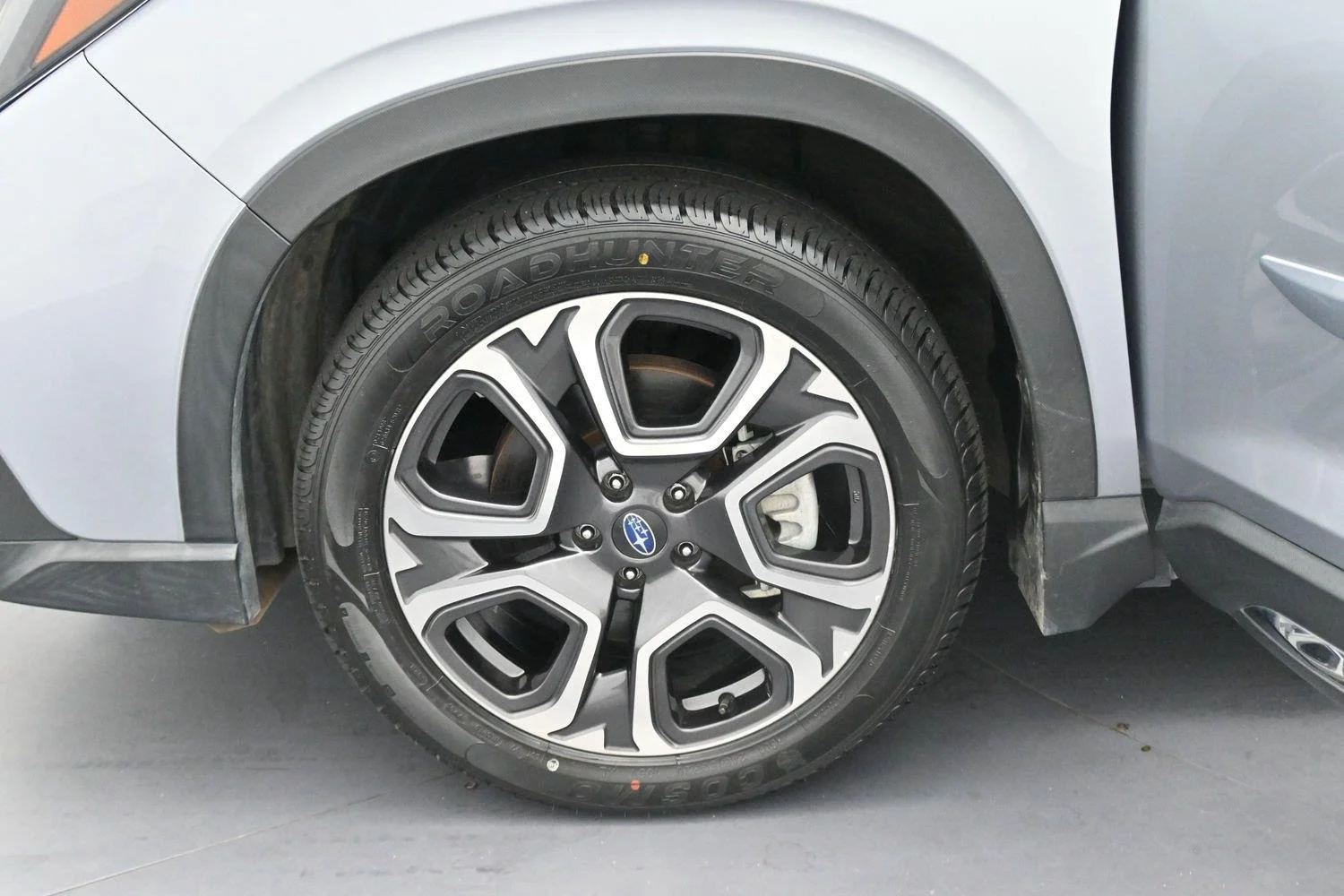 Used 2024 Ice Silver Metallic Subaru Limited image 41