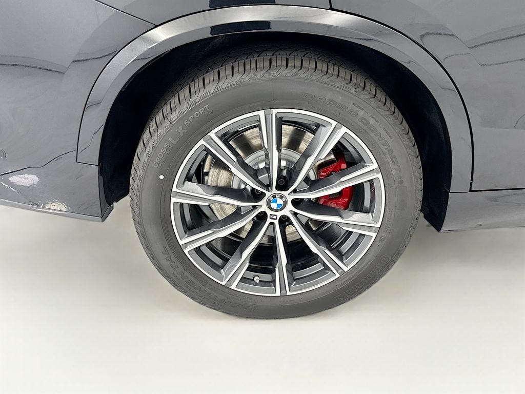 New 2026 Black Sapphire Metallic BMW xDrive50e image 32