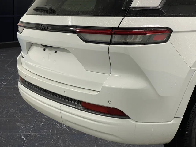 New 2026 Bright White Clear-Coat Exterior Paint Jeep Limited image 37