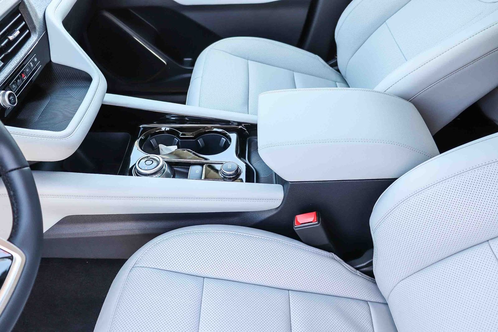 New 2026 Star White Metallic Tri-Coat Ford Platinum™ image 19