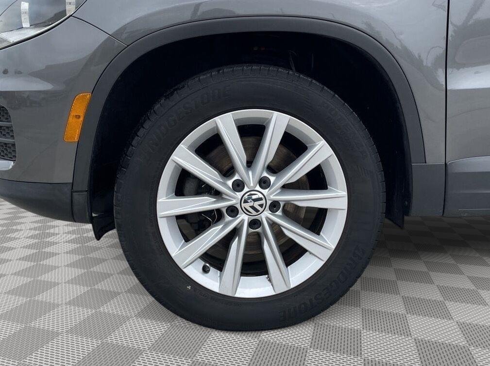 Used 2014 Pepper Gray Metallic Volkswagen SE image 7
