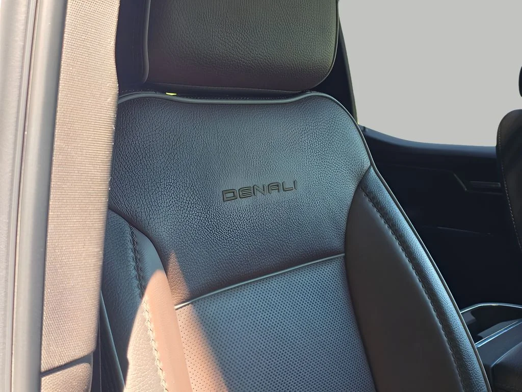 Used 2025 White Frost Tricoat GMC Denali image 13