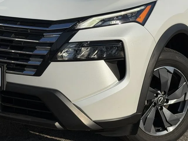 Used 2025 White/off-white Nissan SV FWD image 8