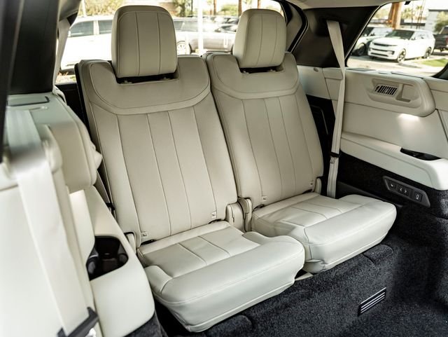 New 2026 Fuji White Land Rover SE image 36