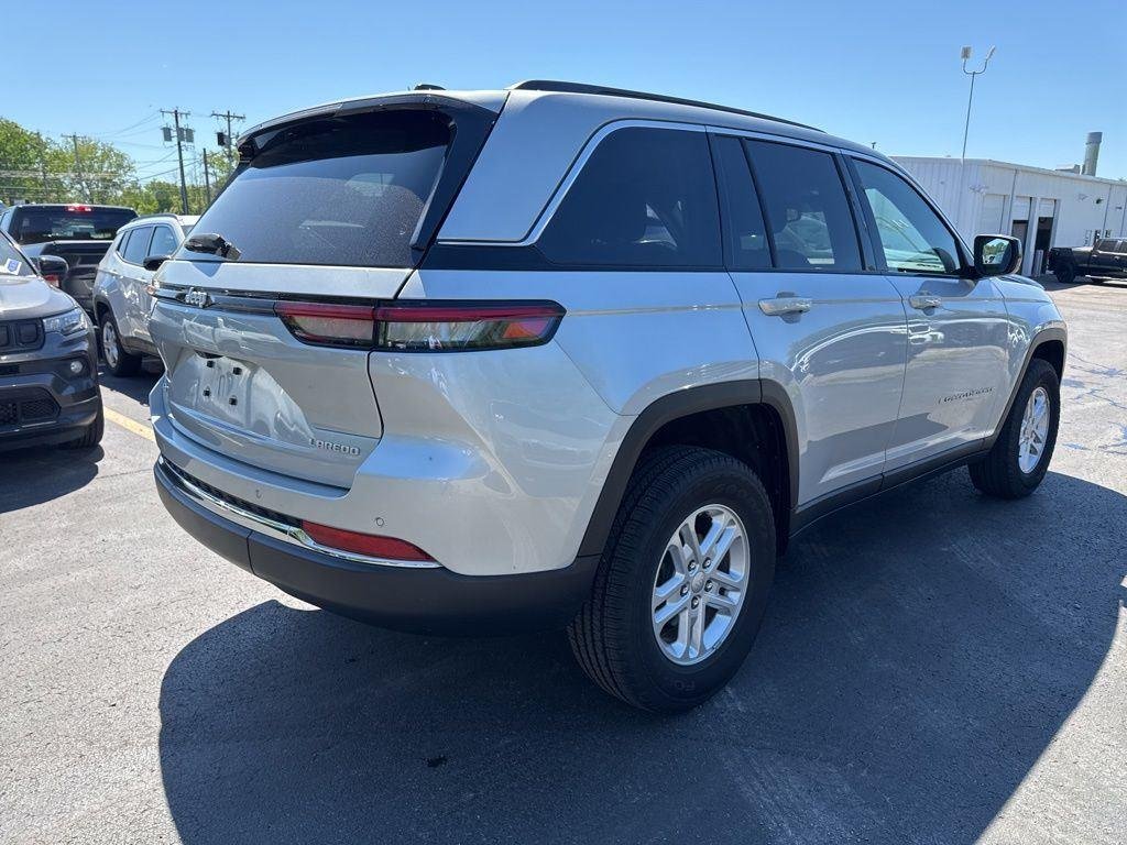 Used 2024 Silver Zynith Jeep Laredo image 6