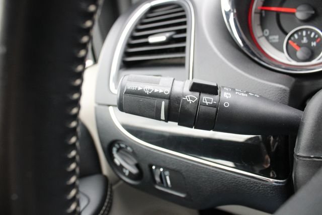 Used 2019 Black Dodge SXT image 10