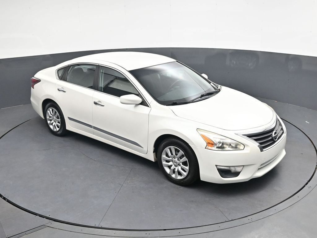 Used 2014 White Nissan 2.5 S image 23