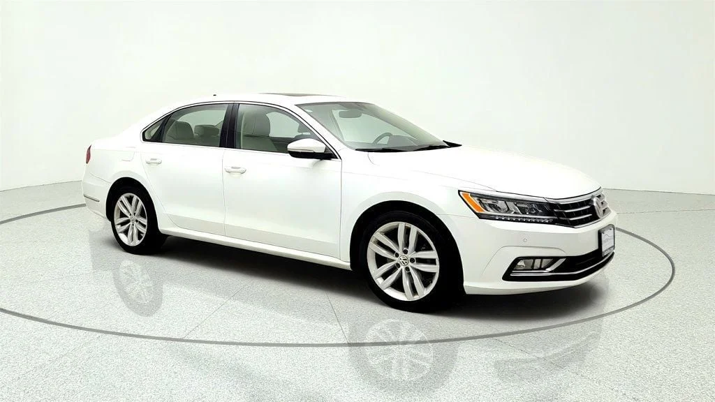 Used 2018 Pure White Volkswagen 2.0T SE w/Technology Automatic image 3