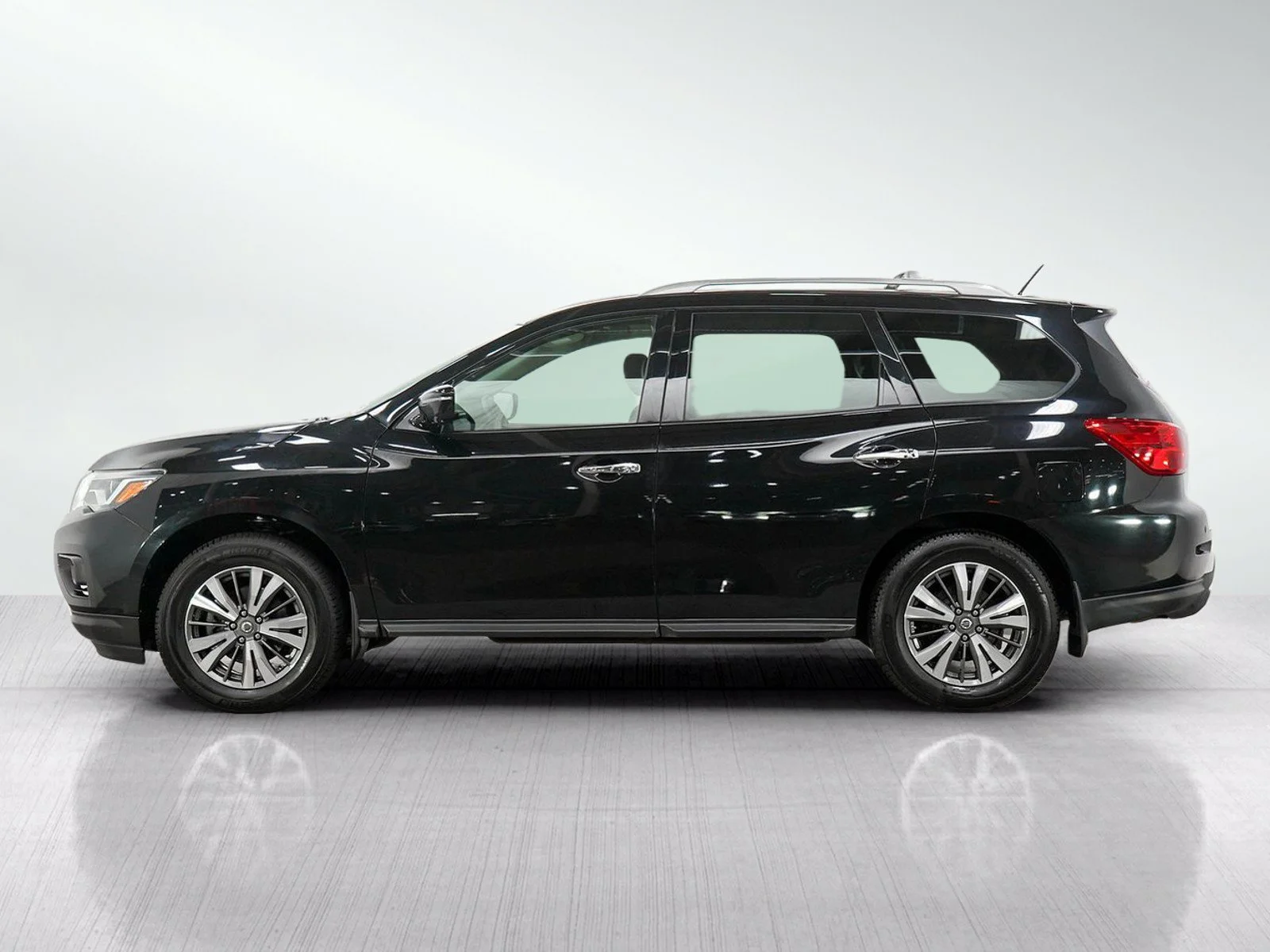 Used 2017 Nissan Pathfinder SL with VIN 5N1DR2MM8HC668313 for sale in Minneapolis, Minnesota