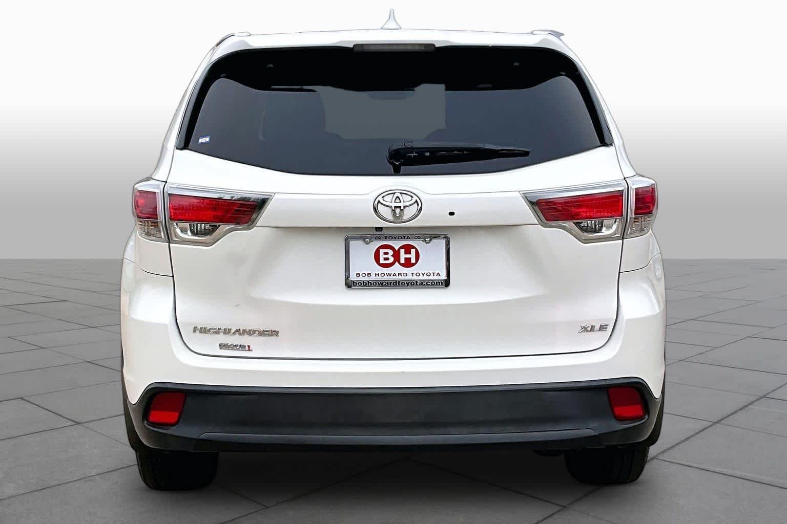 Used 2015 Blizzard Pearl Toyota XLE image 4