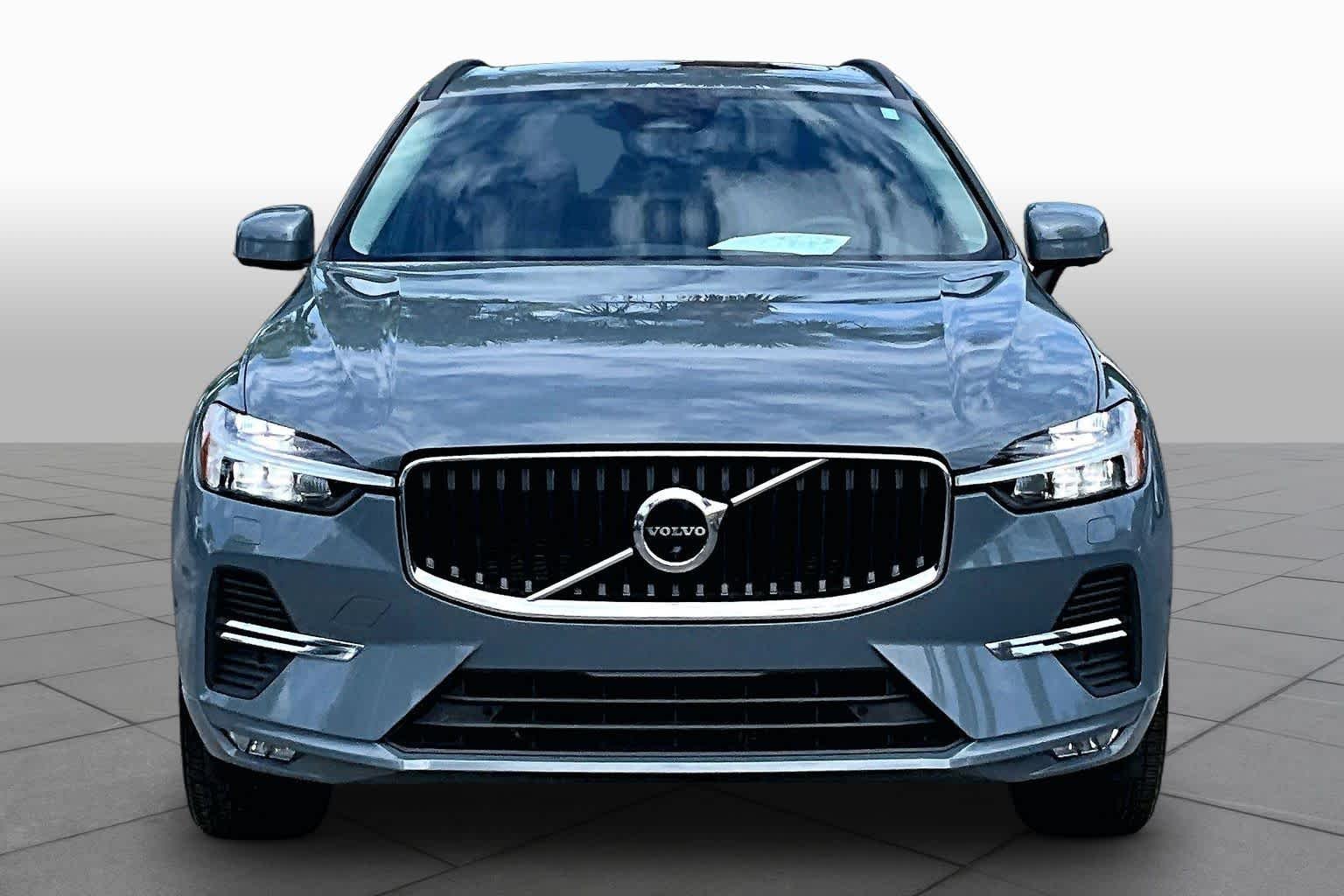 Used 2022 Thunder Grey Metallic Volvo Momentum image 4