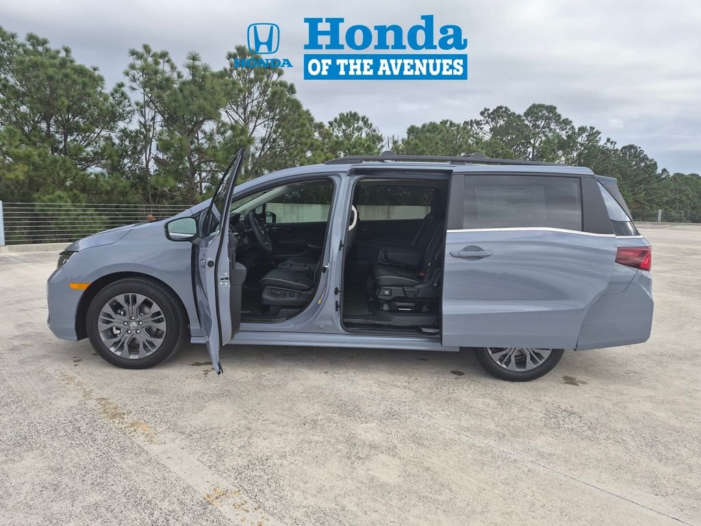 New 2027 Sonic Gray Pearl Honda Touring image 4