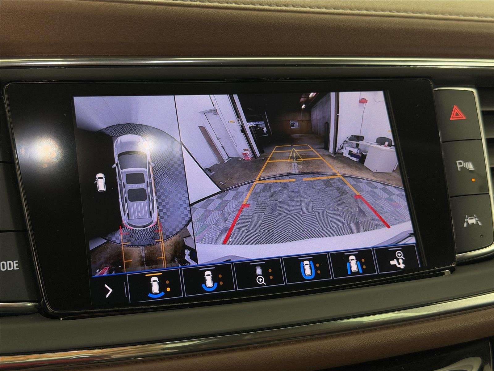 Used 2021 WHITE FROST TRICOAT Buick Avenir image 32