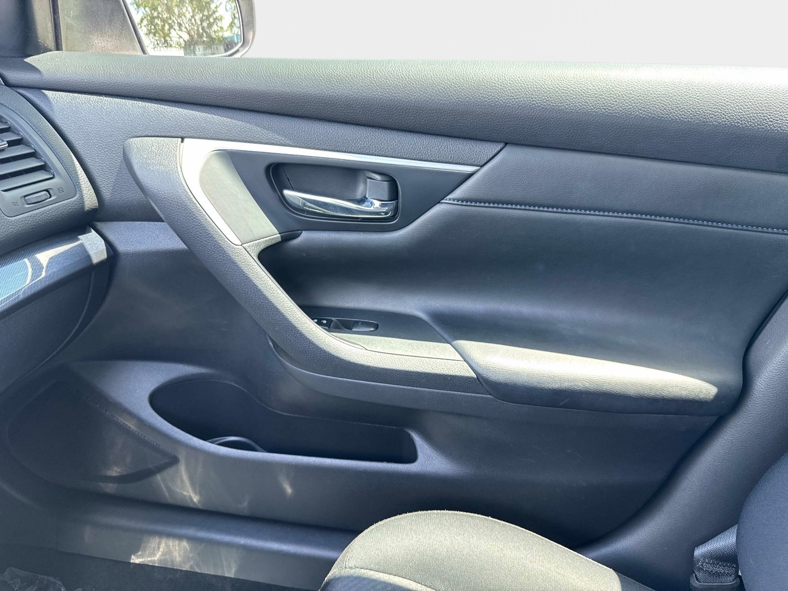 Used 2018 Pearl White Nissan 2.5 SR image 21
