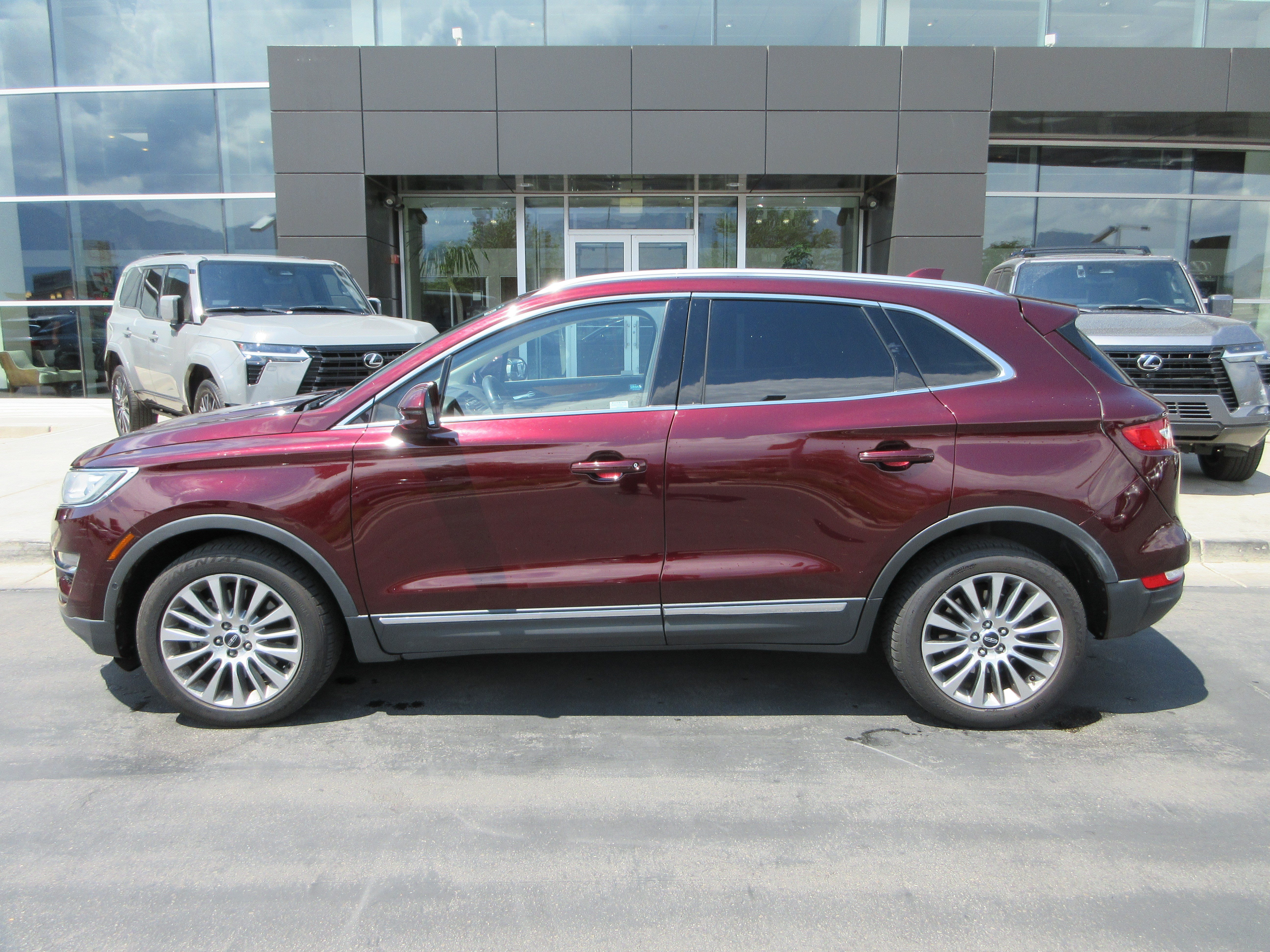Used 2016 Burgundy Velvet Metallic Tinted Clearcoat Lincoln Reserve image 3