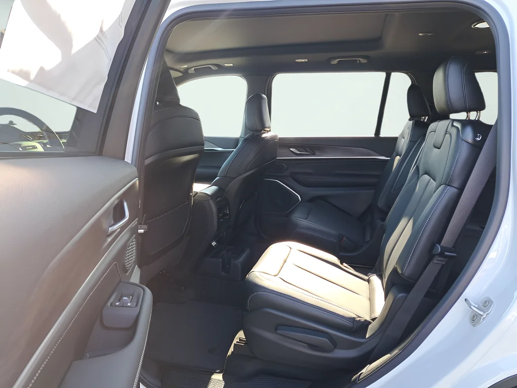 New 2026 Bright White Clear-Coat Exterior Paint Jeep Limited image 19