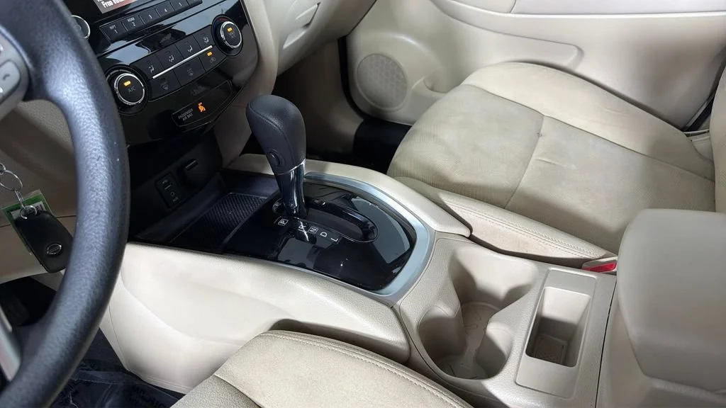 Used 2016 Red Nissan S image 22