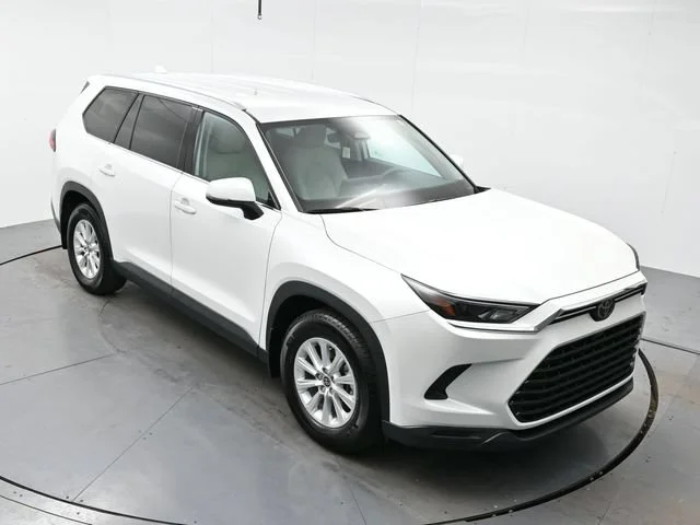 Used 2024 Wind Chill Pearl Toyota XLE image 34
