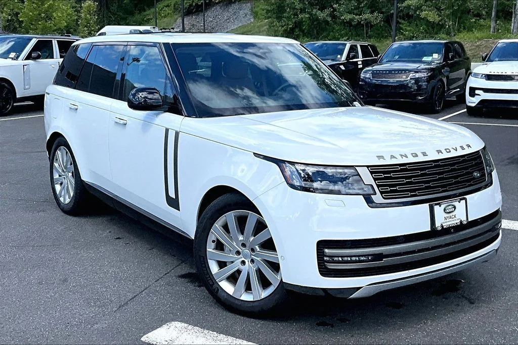 Used 2024 White Land Rover SE image 10