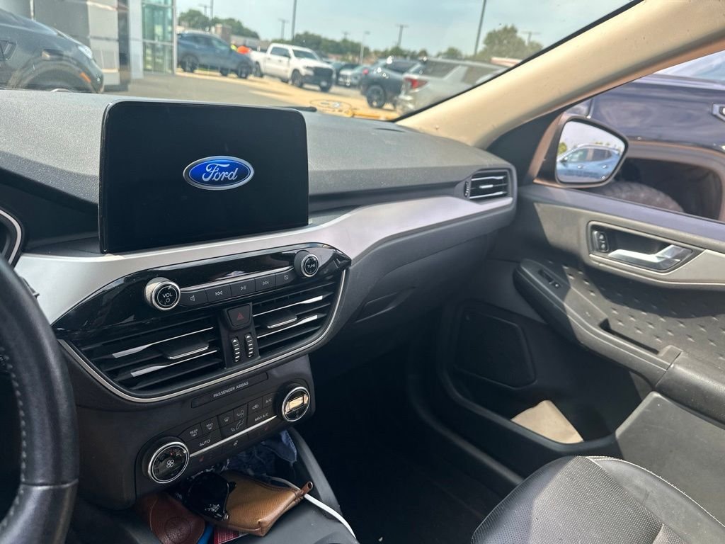 Used 2020 Black Metallic Ford SEL image 5
