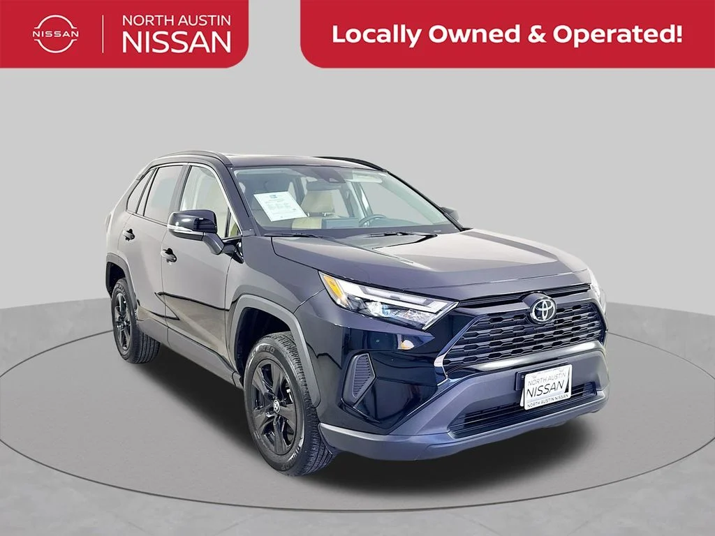 Used 2025  Toyota XLE image 1