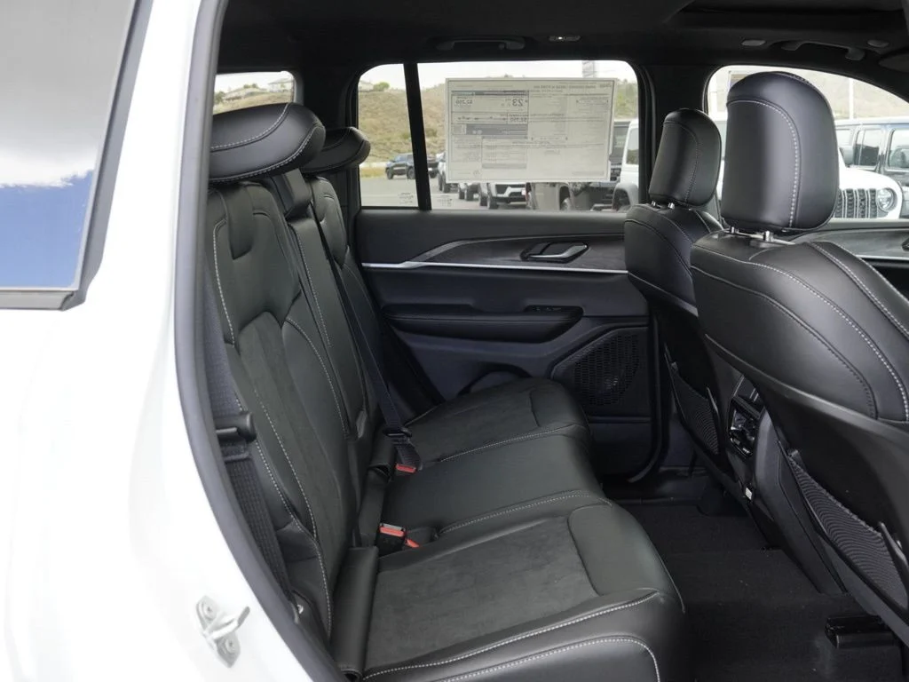 New 2026 Bright White Clear-Coat Exterior Paint Jeep Altitude image 26