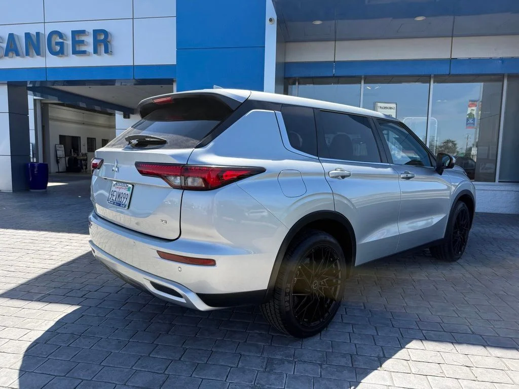 Used 2023 Silver Mitsubishi SE image 12