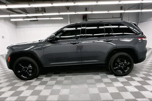 Used 2024 Baltic Gray Metallic Clearcoat Jeep Altitude X image 14