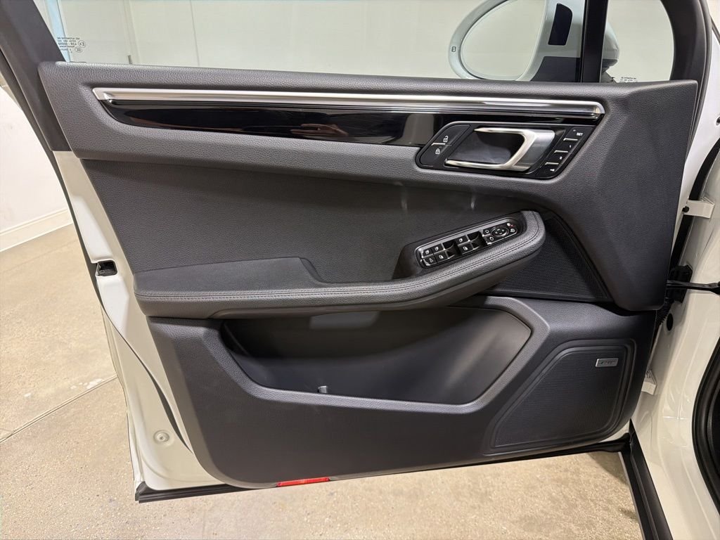 Used 2021 White Porsche Base image 9