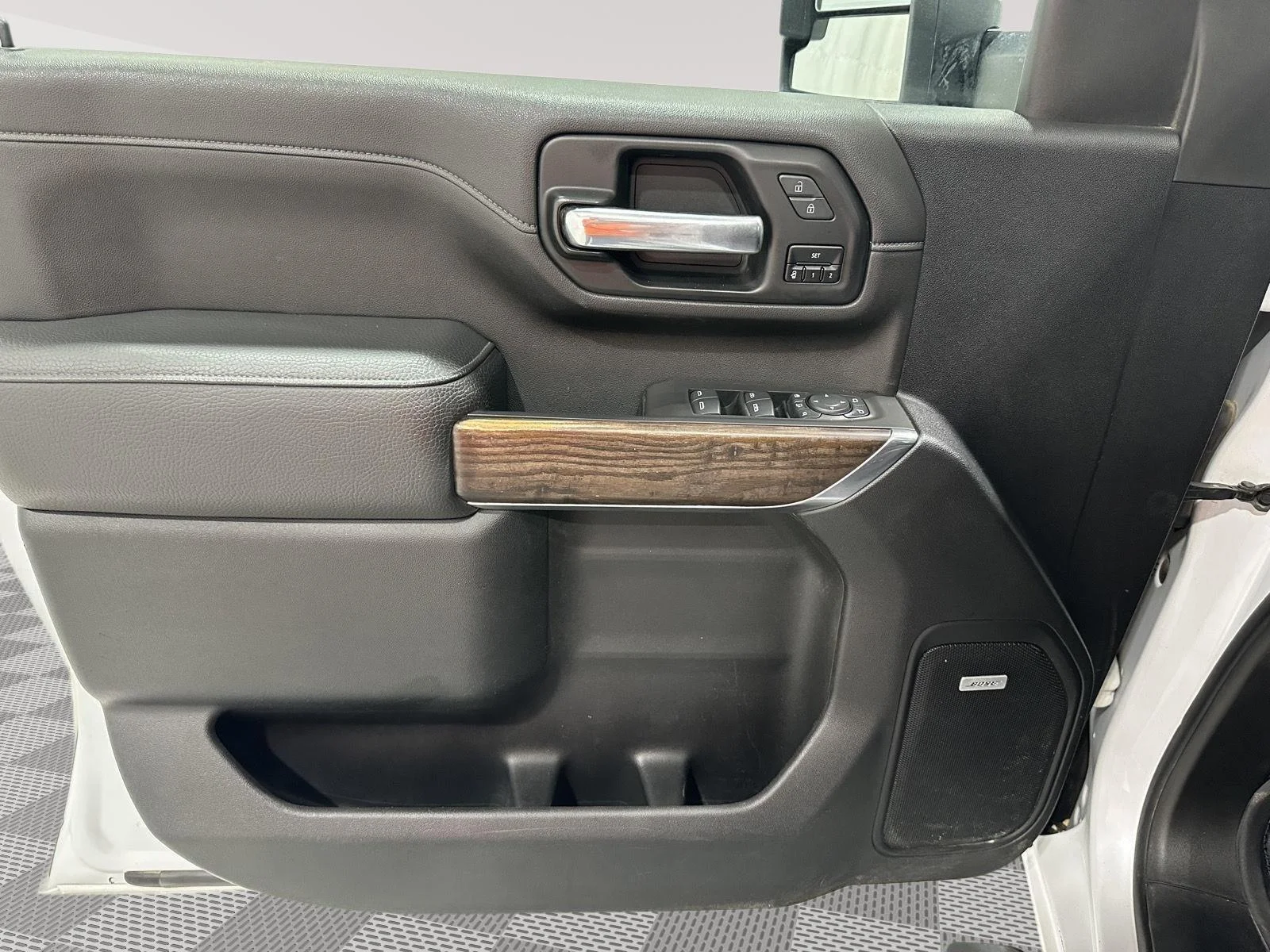 Used 2021 White Frost Tricoat GMC Denali image 22