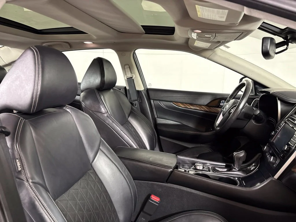 Used 2016 Gray Nissan Platinum image 17