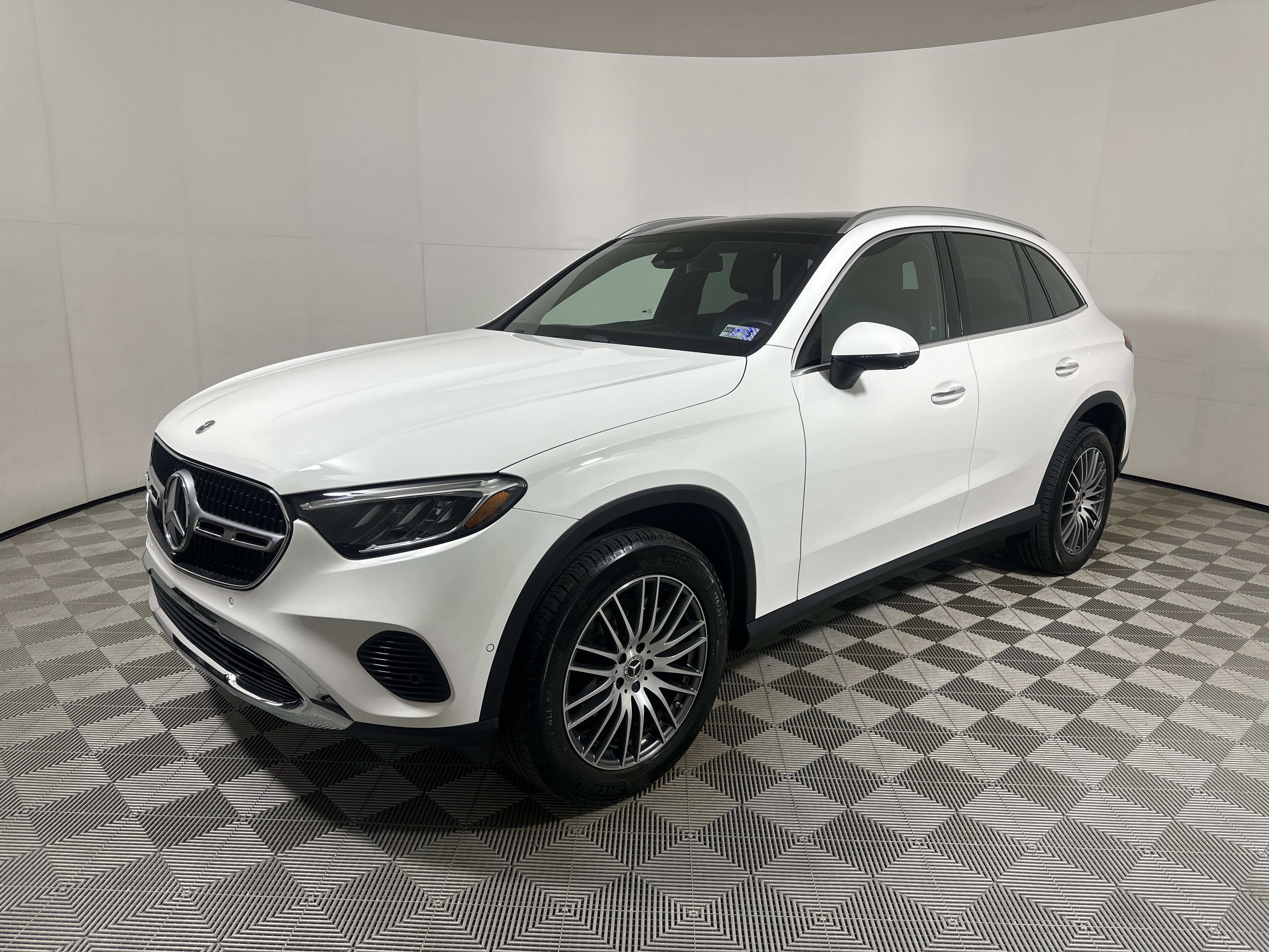Used 2025 White Mercedes-Benz GLC 300 image 3