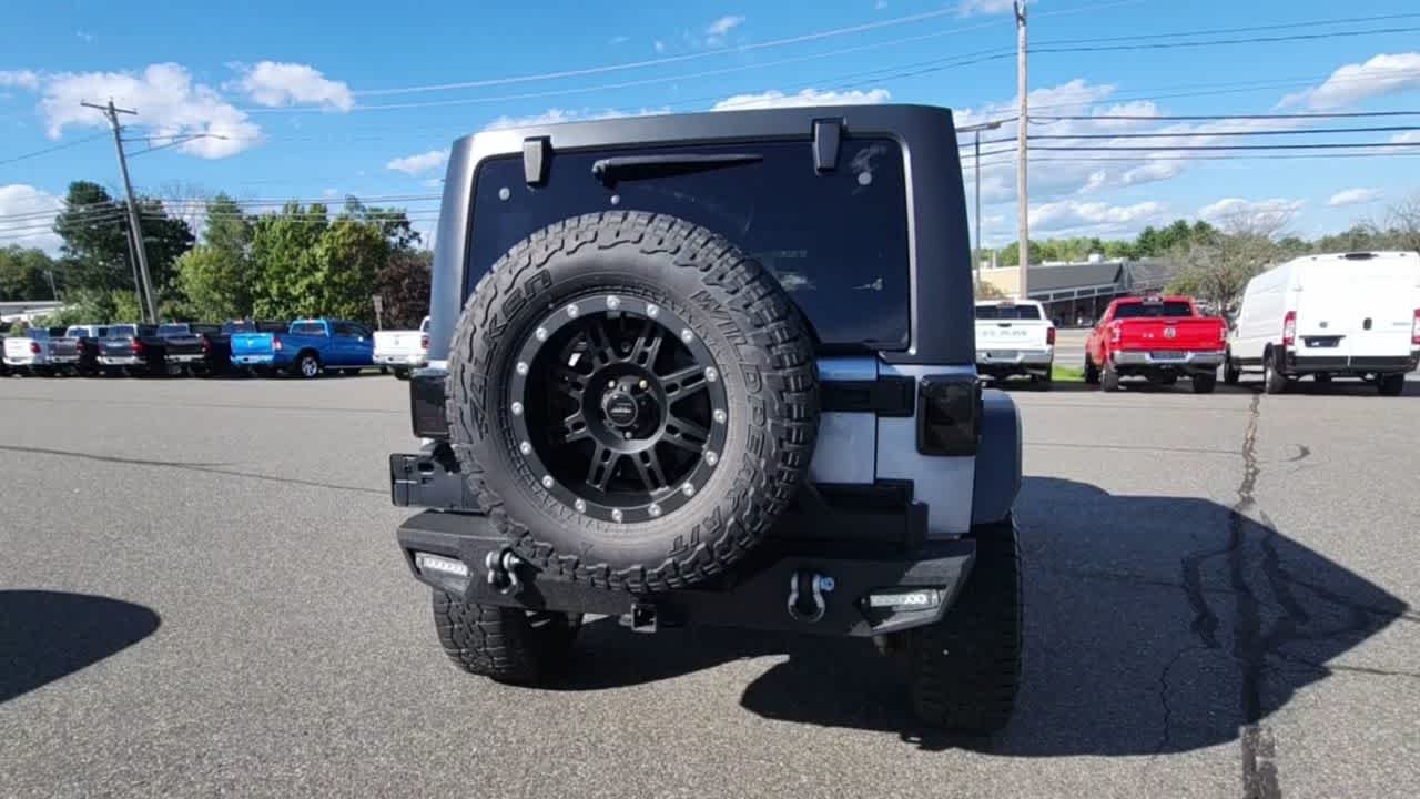 Used 2016 Silver Jeep Sahara image 8