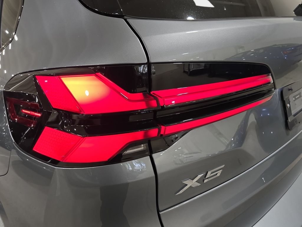 Used 2026 Skyscraper Grey Metallic BMW xDrive40i image 33