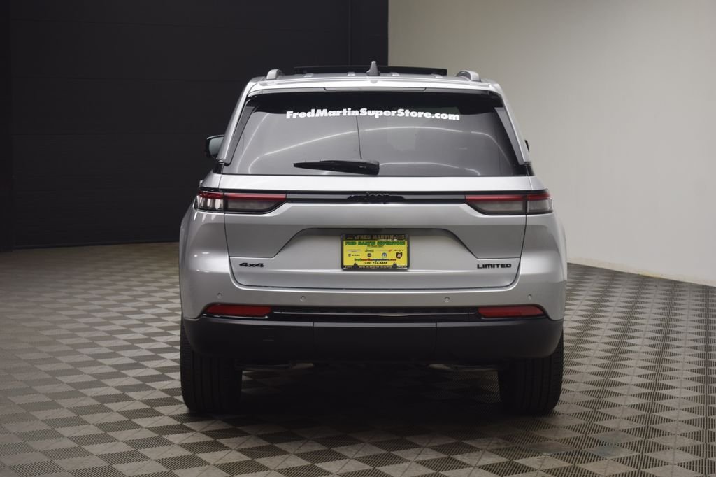 New 2025 Silver Zynith Exterior Paint Jeep Limited image 14