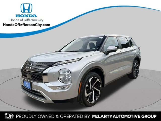 Used 2024 Silver Mitsubishi SE image 1