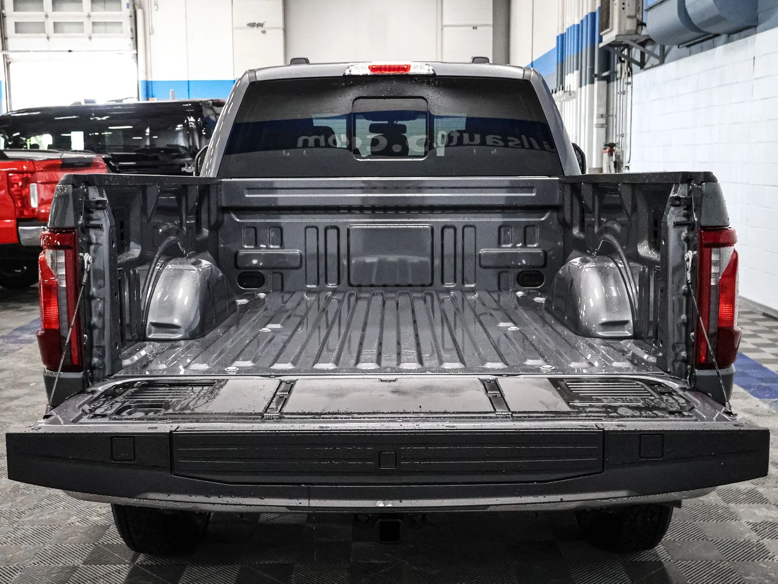 New 2026 Carbonized Gray Metallic Ford XLT image 18