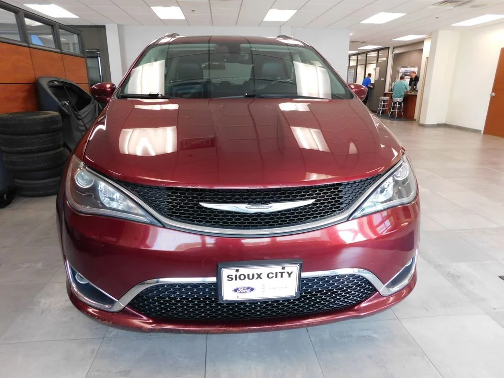 Used 2019 Velvet Red Pearlcoat Chrysler Touring L image 2