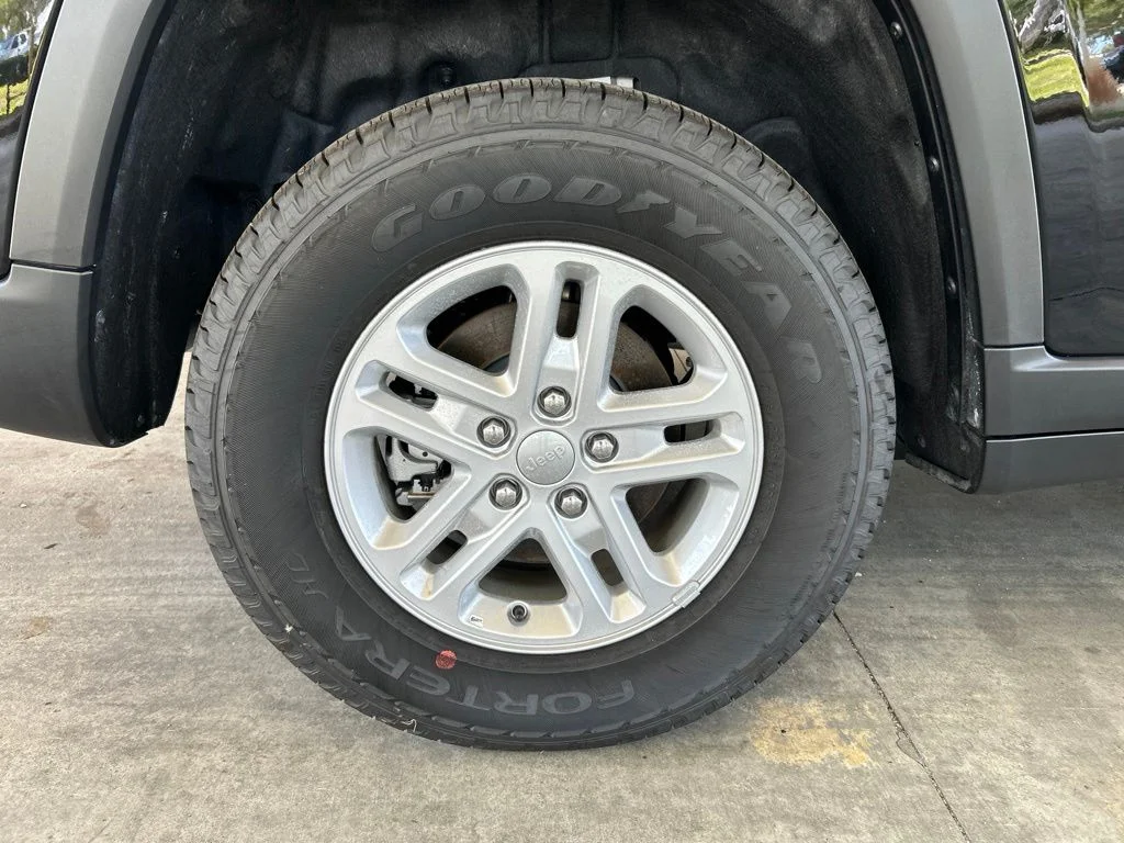 Used 2025 Black Jeep Laredo image 19
