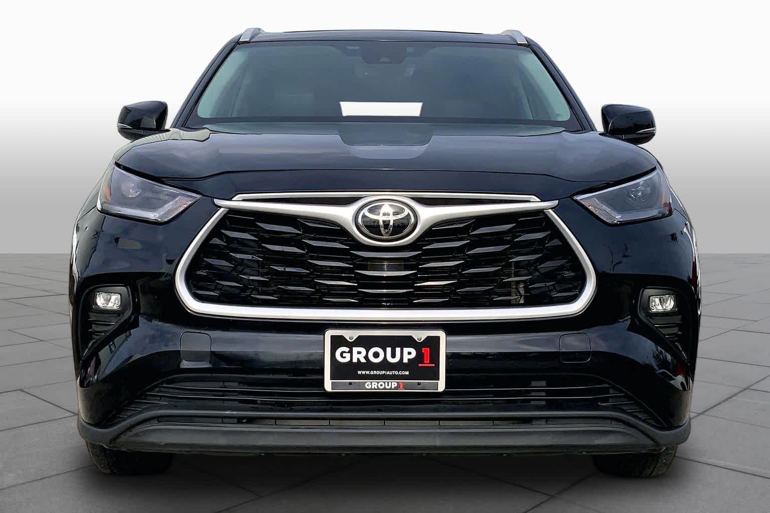 Used 2022 Midnight Black Metallic Toyota XLE image 4
