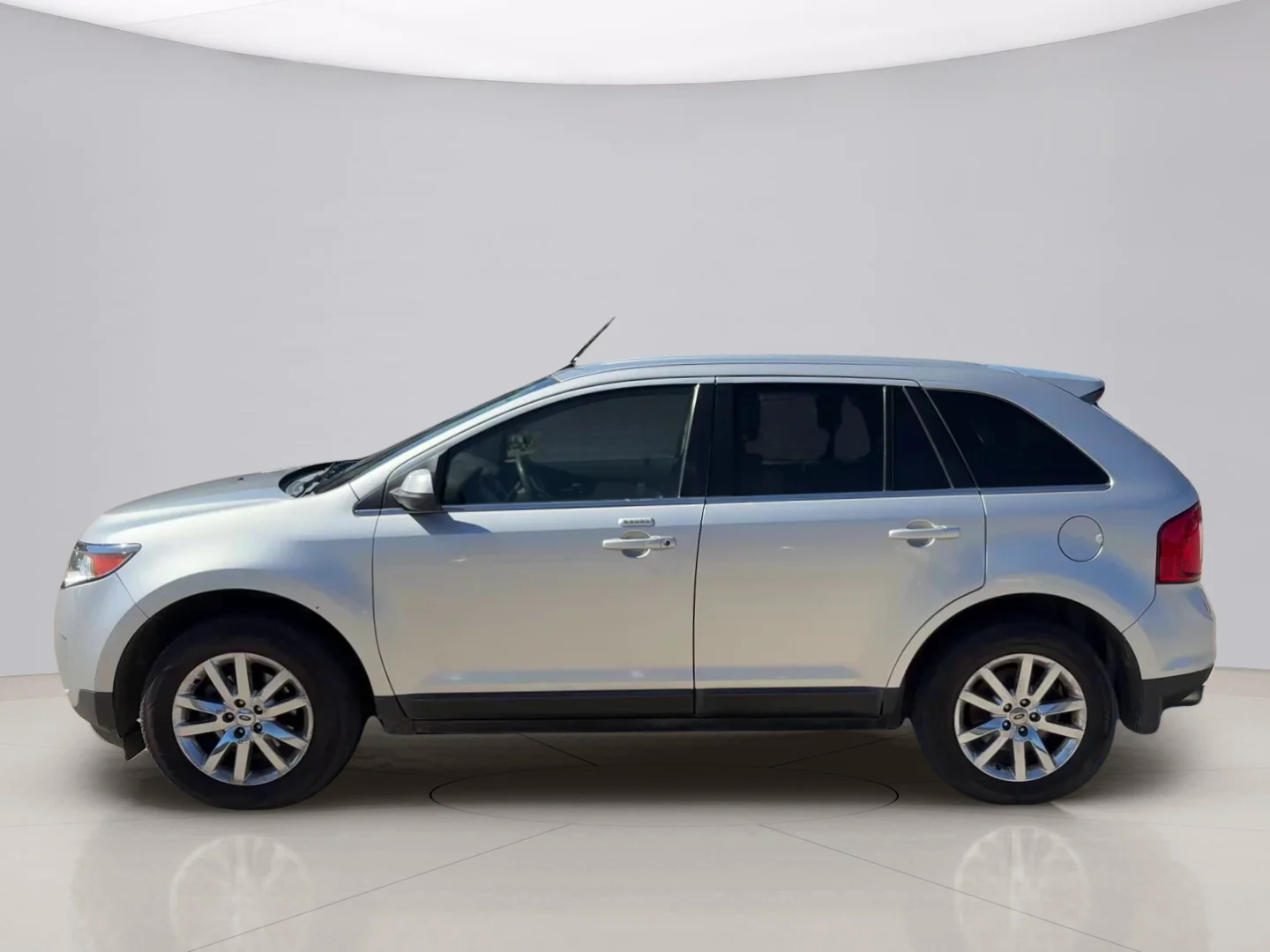 Used 2013 Silver Ford LIMITED image 2