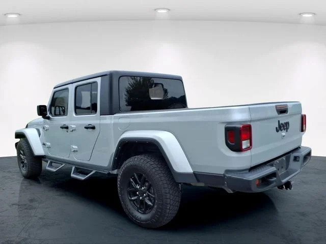 Used 2022 Silver Jeep Sport image 21