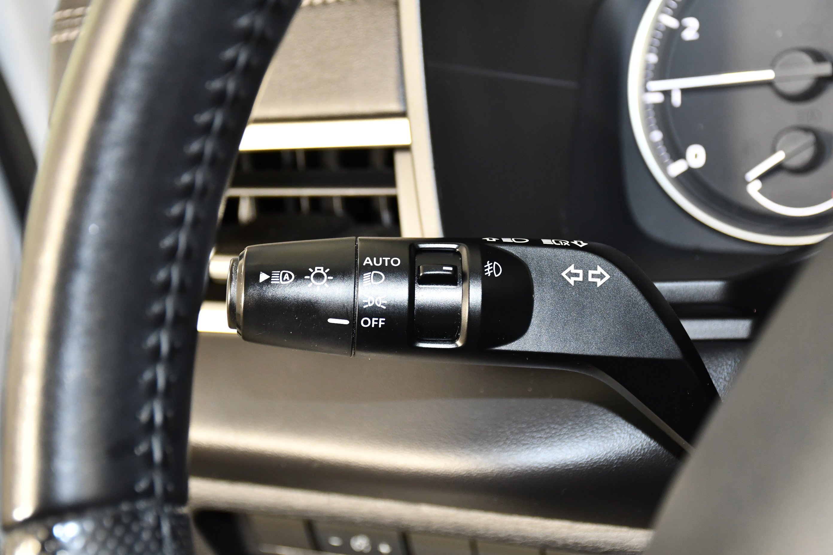 Certified Used 2022 White Diamond Mitsubishi SE image 22