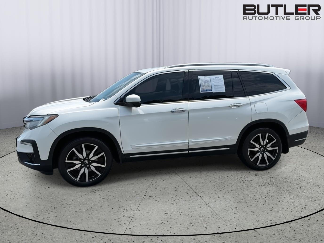 Used 2019 White Diamond Pearl Honda Touring w/Rear Captain