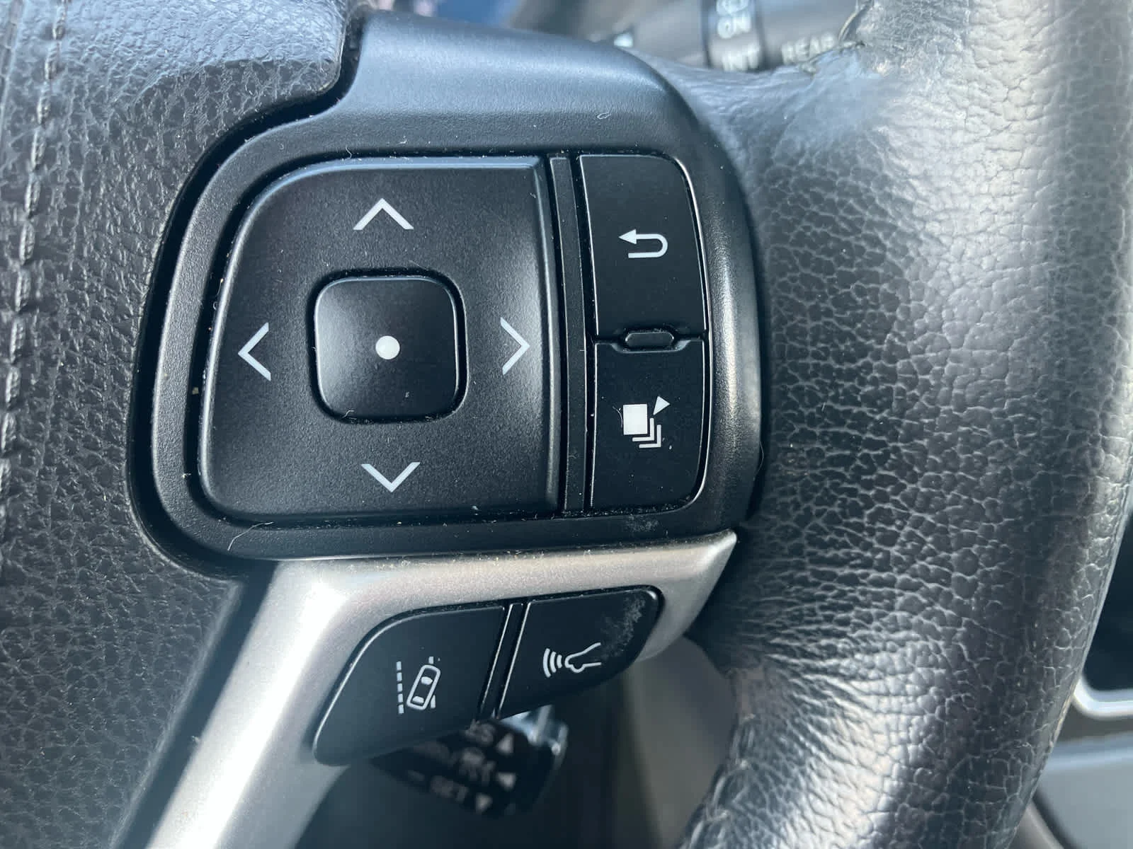 Used 2020 Midnight Black Metallic Toyota XLE image 18