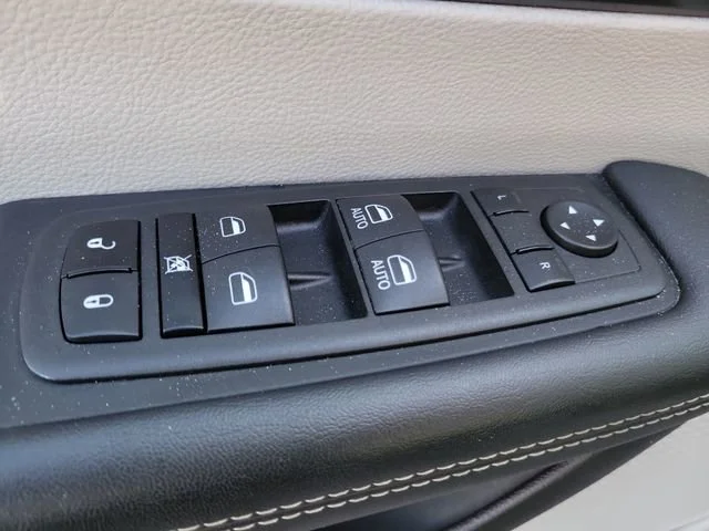 Used 2023 Granite Crystal M Chrysler Touring L image 21