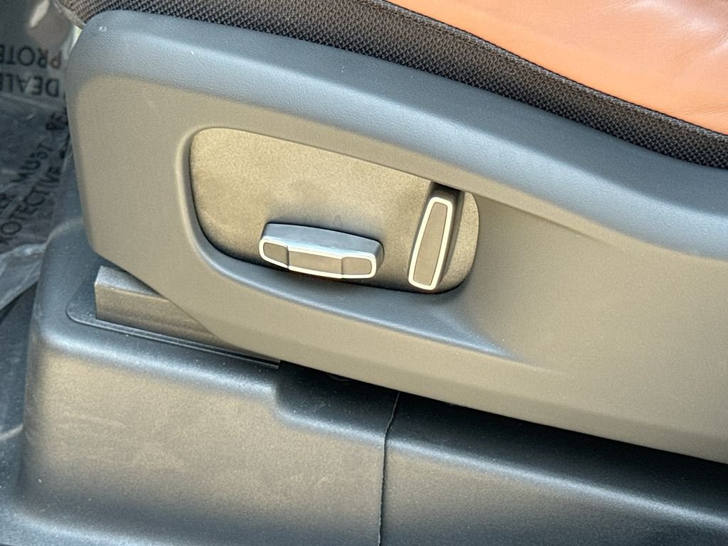 Used 2025  Land Rover OCTA image 15