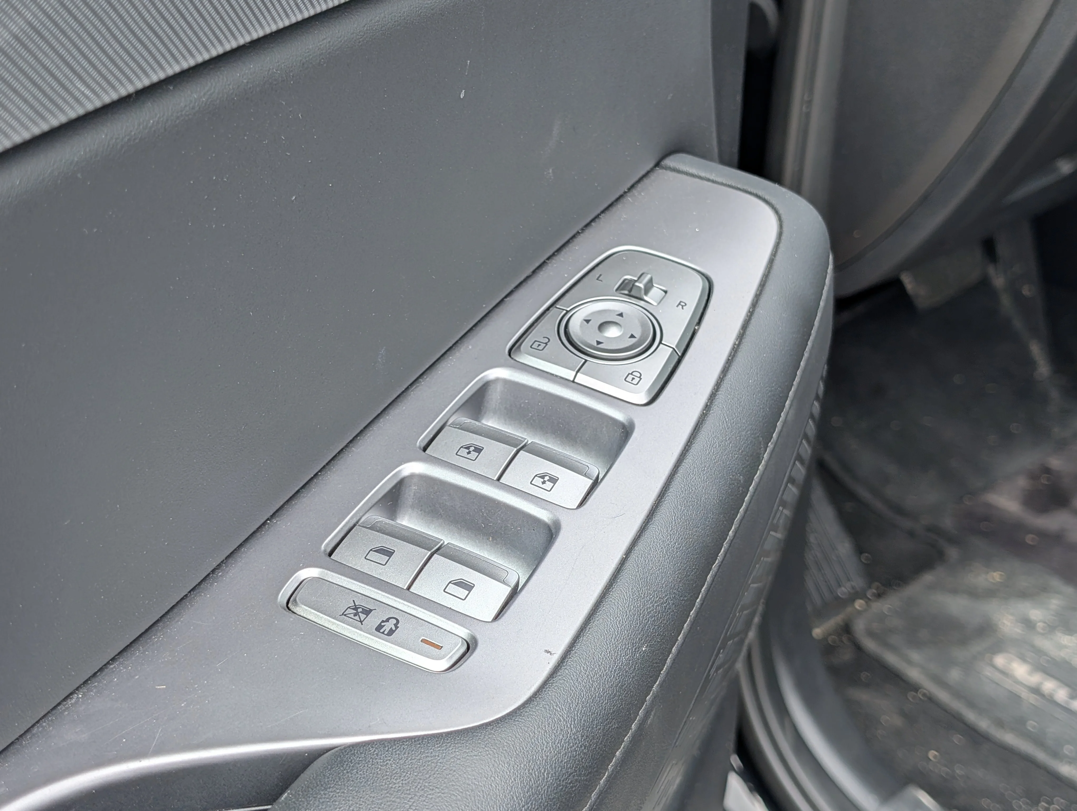 Used 2024 Abyss Black Hyundai Urban image 17