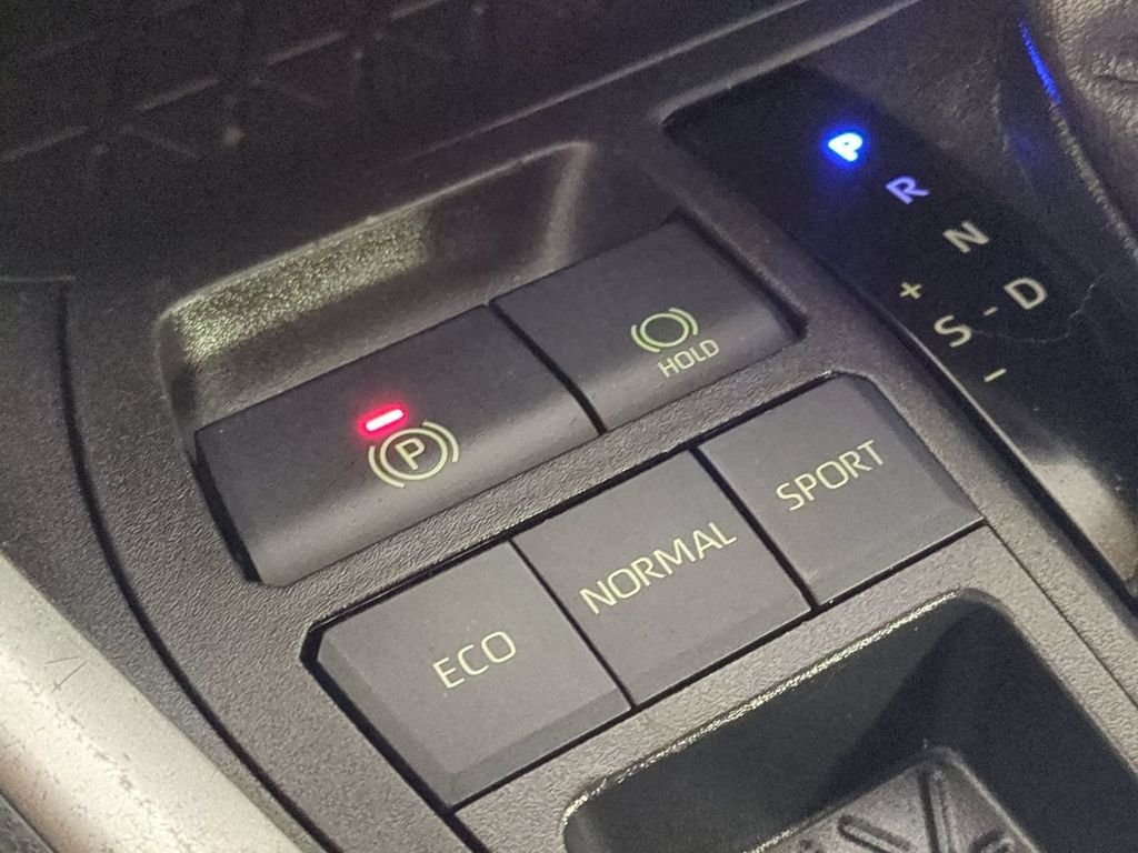 2021 Toyota RAV4 LE - Photo 27